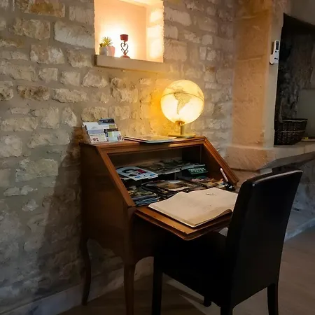 Maison Au Pied Du Chateau