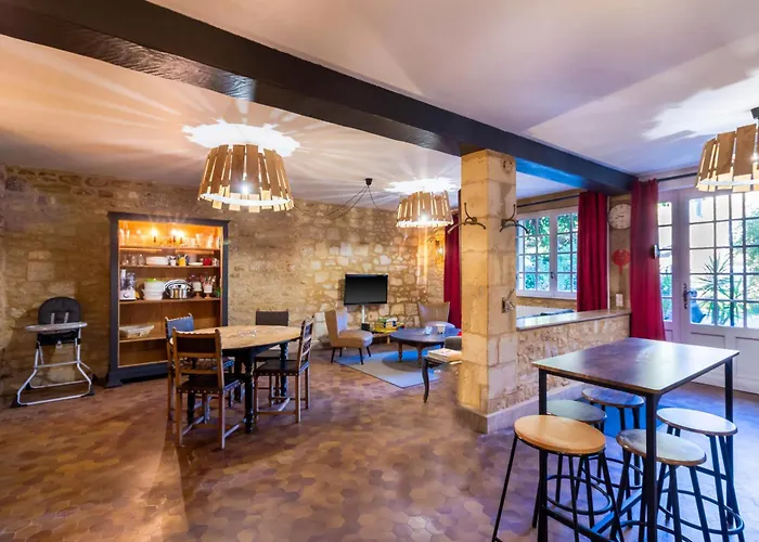 Agreable Maison Au Pied Du Chateau * קסטלנו-לה-שאפל